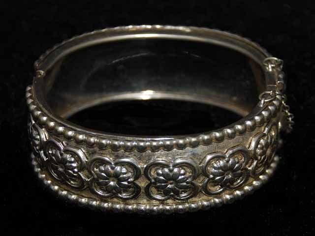 Vintage Silvertone Floral Hinged Cuff Bracelet 1980S  